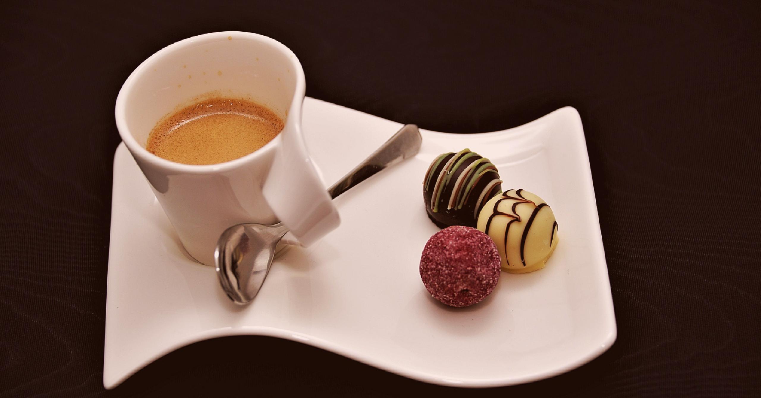 café com oferta de chocolates