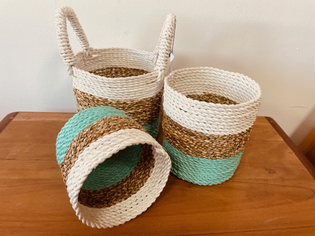 conjunto-de-3-cestas-feitas-de-algas-turquesa-natural-e-branco-4